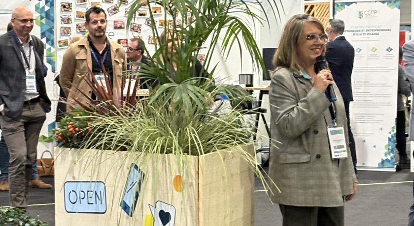 Corinne CASELLA entrain de tenir un discours