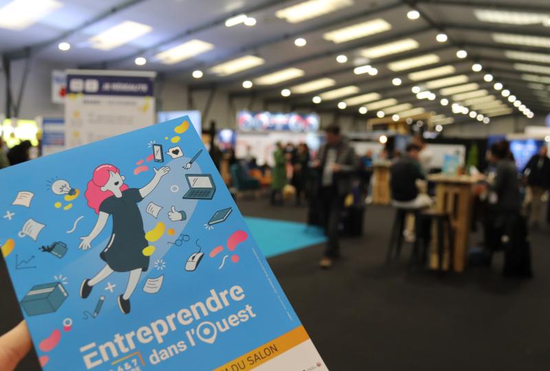 photo du dépliant plan et de la place centrale du salon Entreprendre dans l'Ouest au Parc Expo de Rennes les 6 et 7 novembre 2023